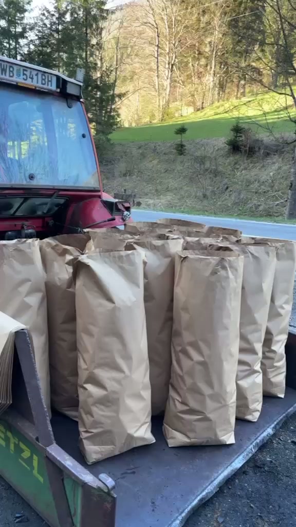 Fertig abgefüllte Säcke mit Holzkohle